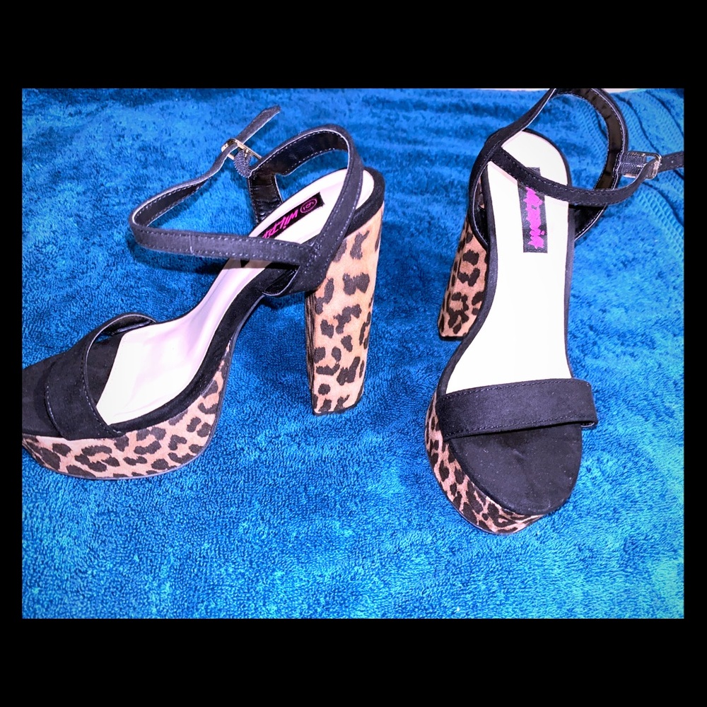 Chunky cheetah heels